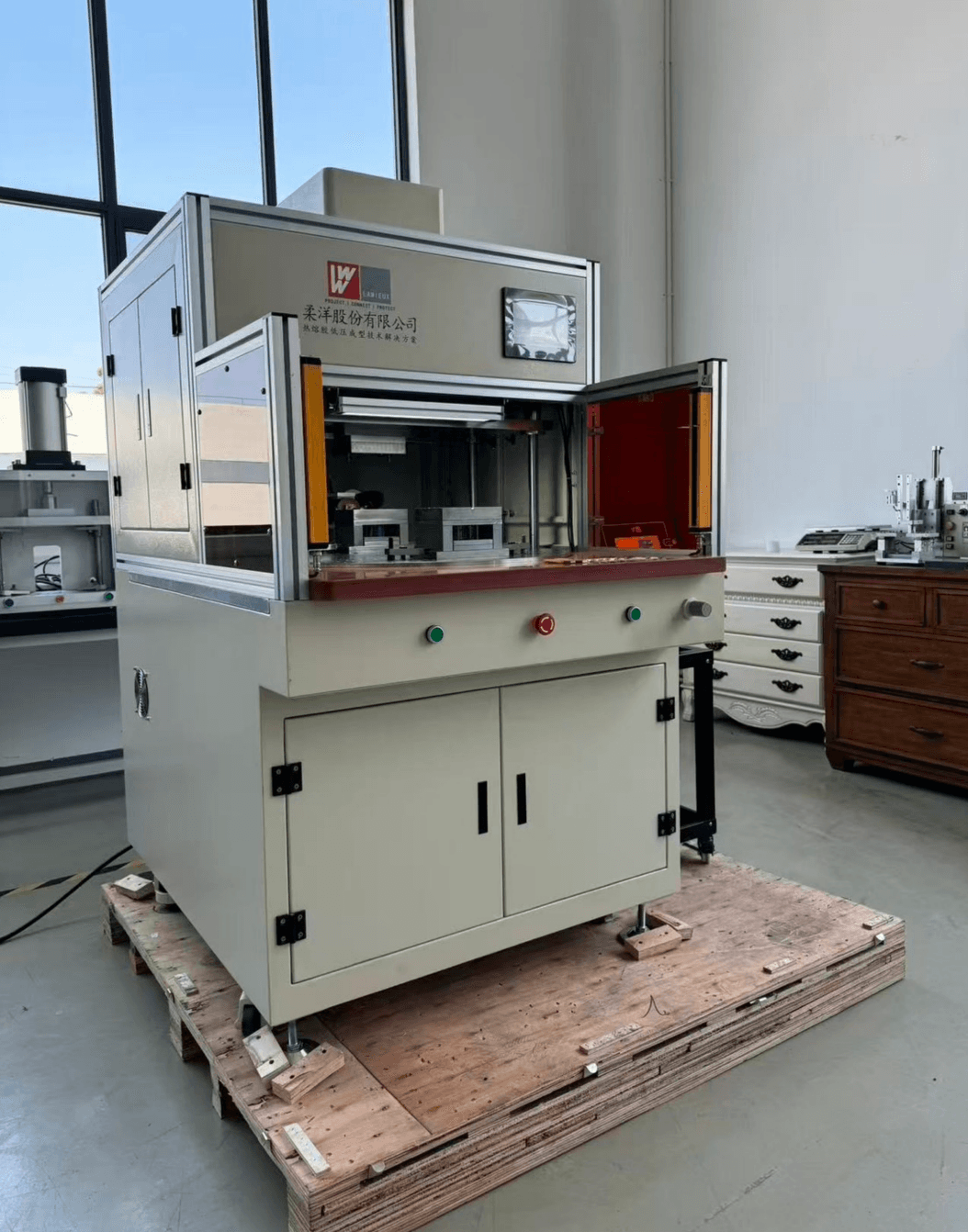 Lamieux molding machine