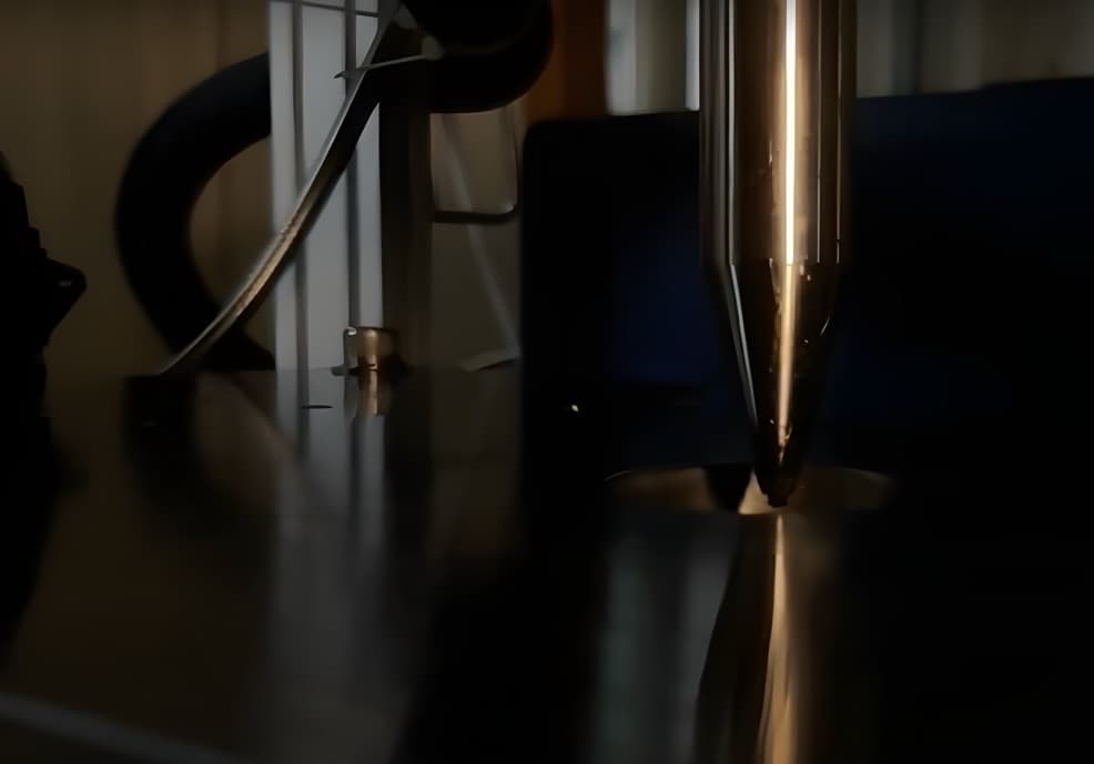 Machine with injection tip